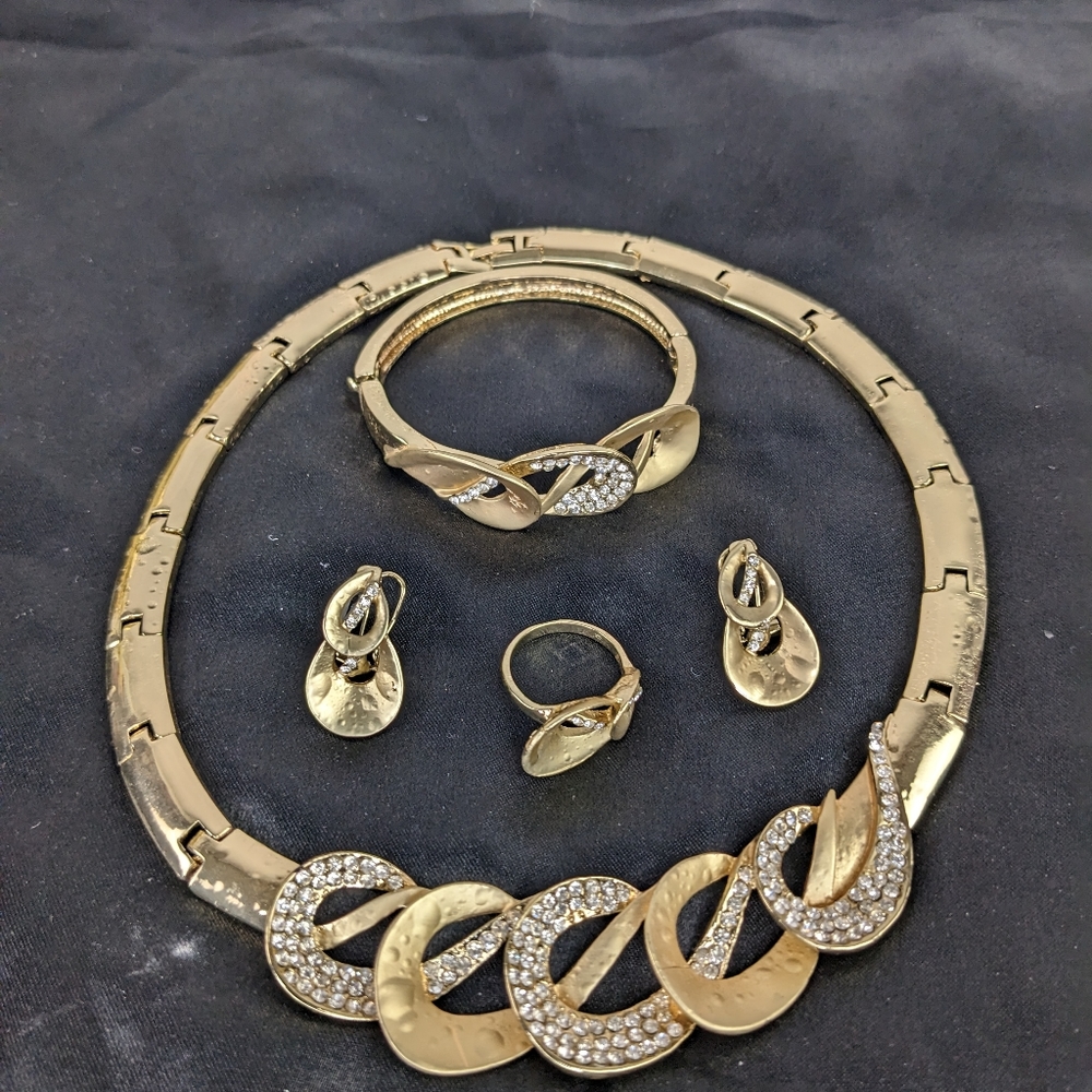 NWOT, BEAUTIFUL AFRICAN PARTY JEWELRY SET. - Picture 4 of 4